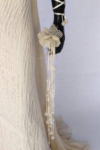 fiore artigianale con filo di spago e lacci in satin di seta con perle. tessuto a telaio bianco seta