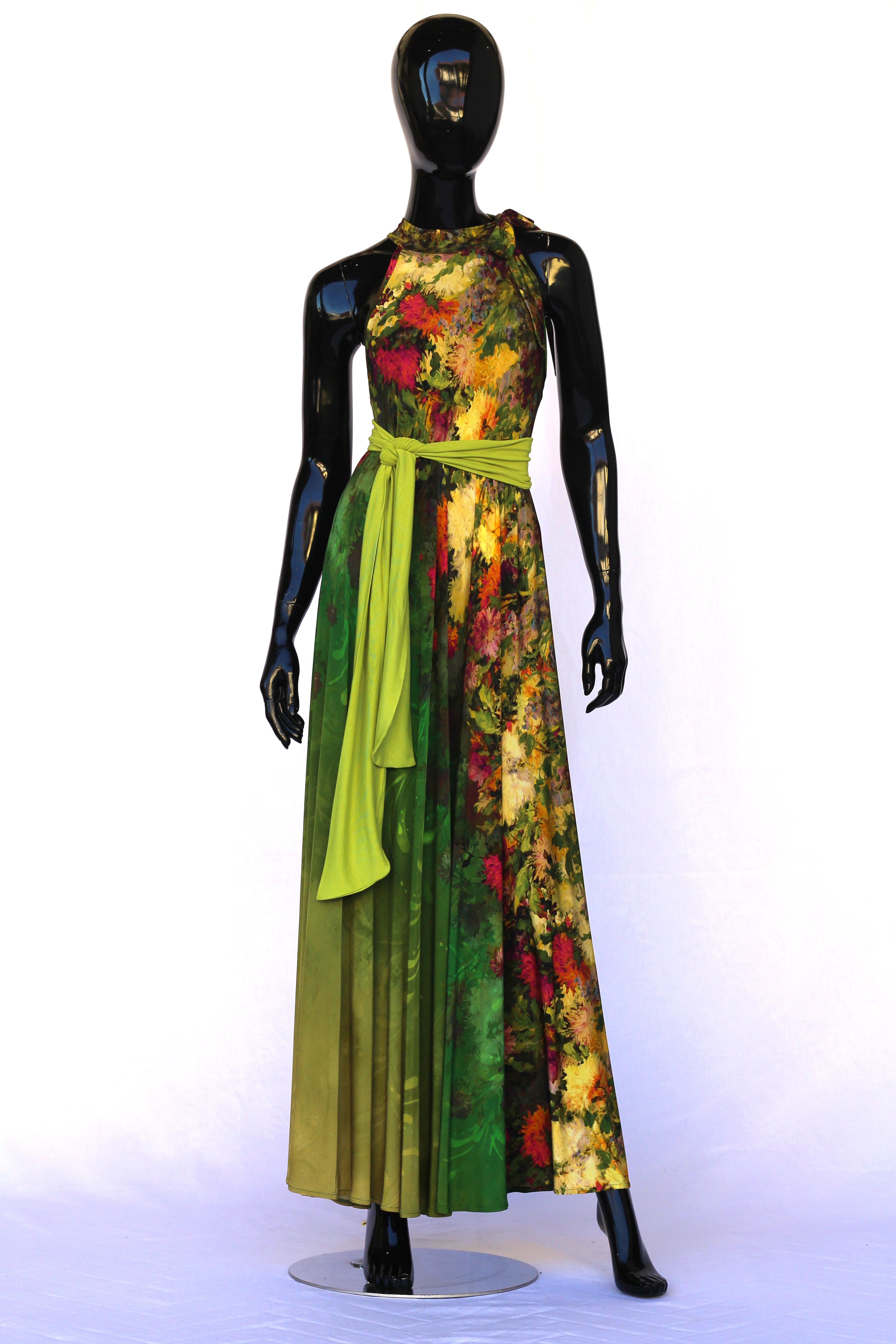modello-fioritura-coolcat-italia-abito-lungo-jersey-stampato-con-fiori con cintura verde
