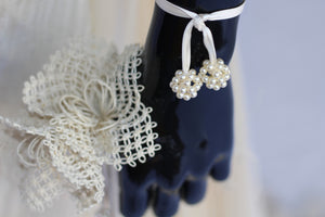 bracciale in satin di seta bianco con sfere di perle montate a mano